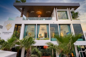 In-room safe, individually decorated, individually furnished, desk - Villas In Pattaya (Pattaya)