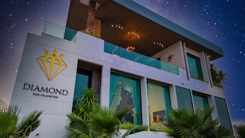 Grand Villa, Multiple Bedrooms, Sauna | 4 bedrooms, in-room safe, individually decorated, individually furnished