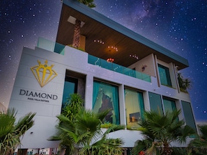 Grand Villa, Multiple Bedrooms, Sauna | 4 bedrooms, in-room safe, individually decorated, individually furnished