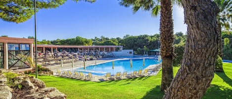 Piscine couverte, 2 piscines extérieures, parasols de plage