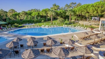 Een binnenzwembad, 2 buitenzwembaden, parasols voor strand/zwembad