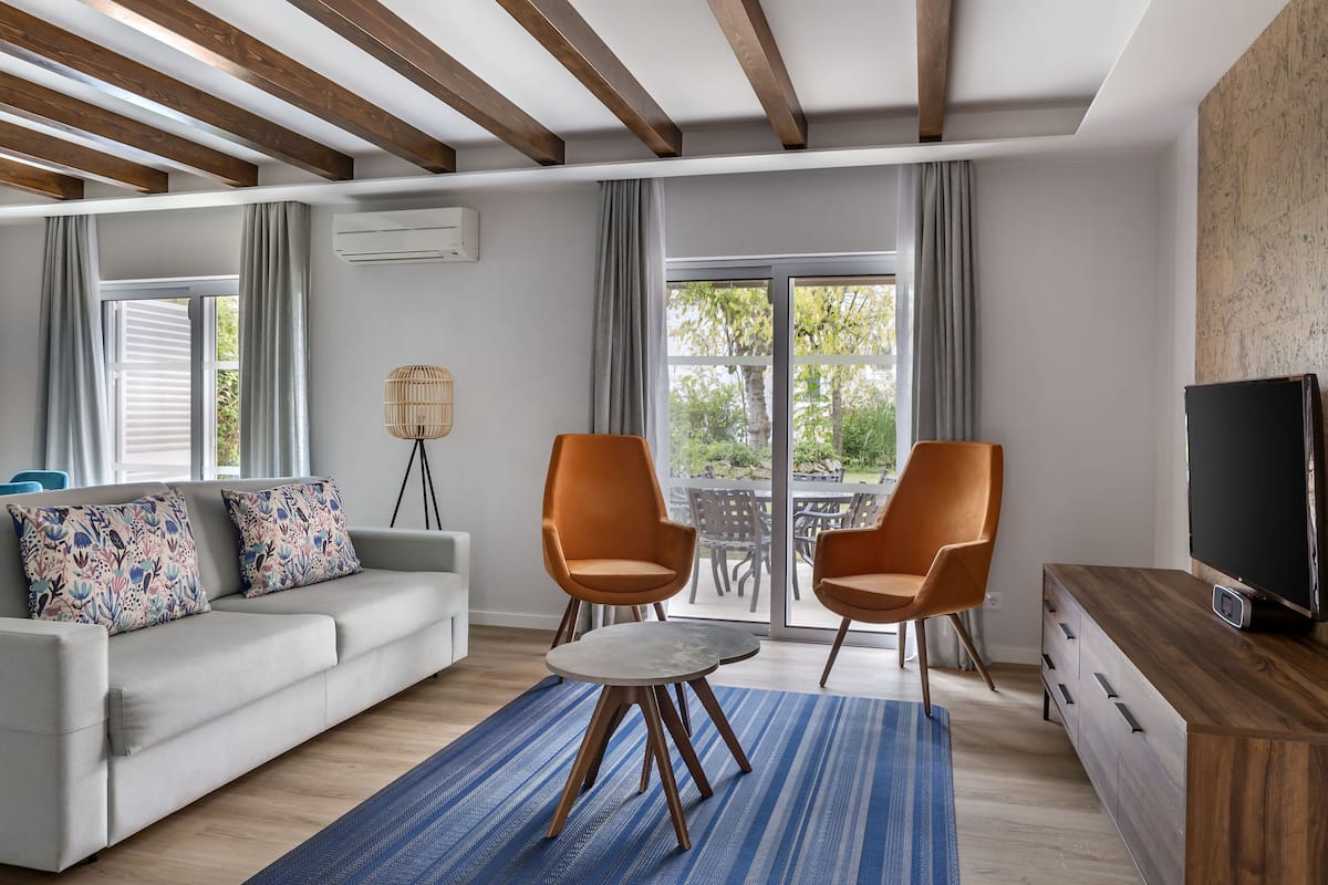 Appartamento Premium, 2 camere da letto | Area soggiorno | TV a schermo piatto 40 pollici con canali via cavo, TV