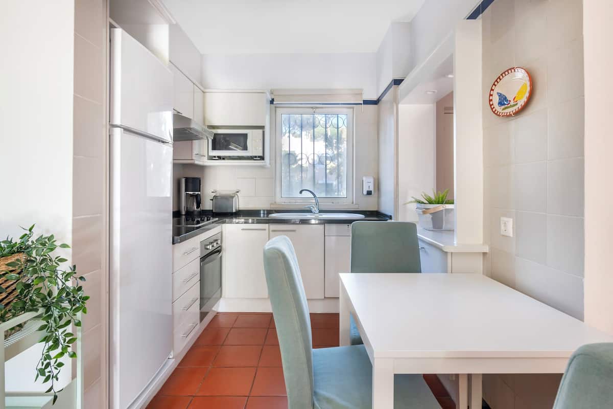 standard apartment, 1 bedroom | private kitchen | fridge, microwave, oven, stovetop