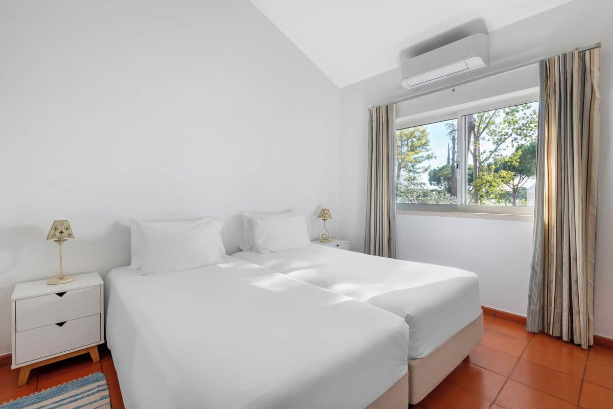Appartamento Standard, 2 camere da letto | 2 camere, una cassaforte in camera, ferro/asse da stiro
