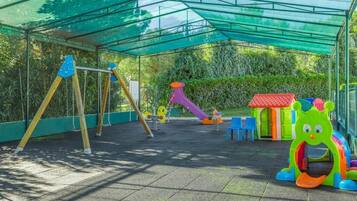 Área de juegos infantiles al aire libre