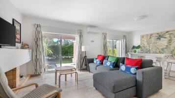 Familie appartement, 2 slaapkamers | Woonkamer | Een 40-inch flatscreentelevisie met kabelzenders en een televisie