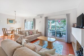 Standard Apartment, 2 Bedrooms | Living room | 40-inch flat-screen TV with cable channels, TV - Vilar Do Golf (Loulé)