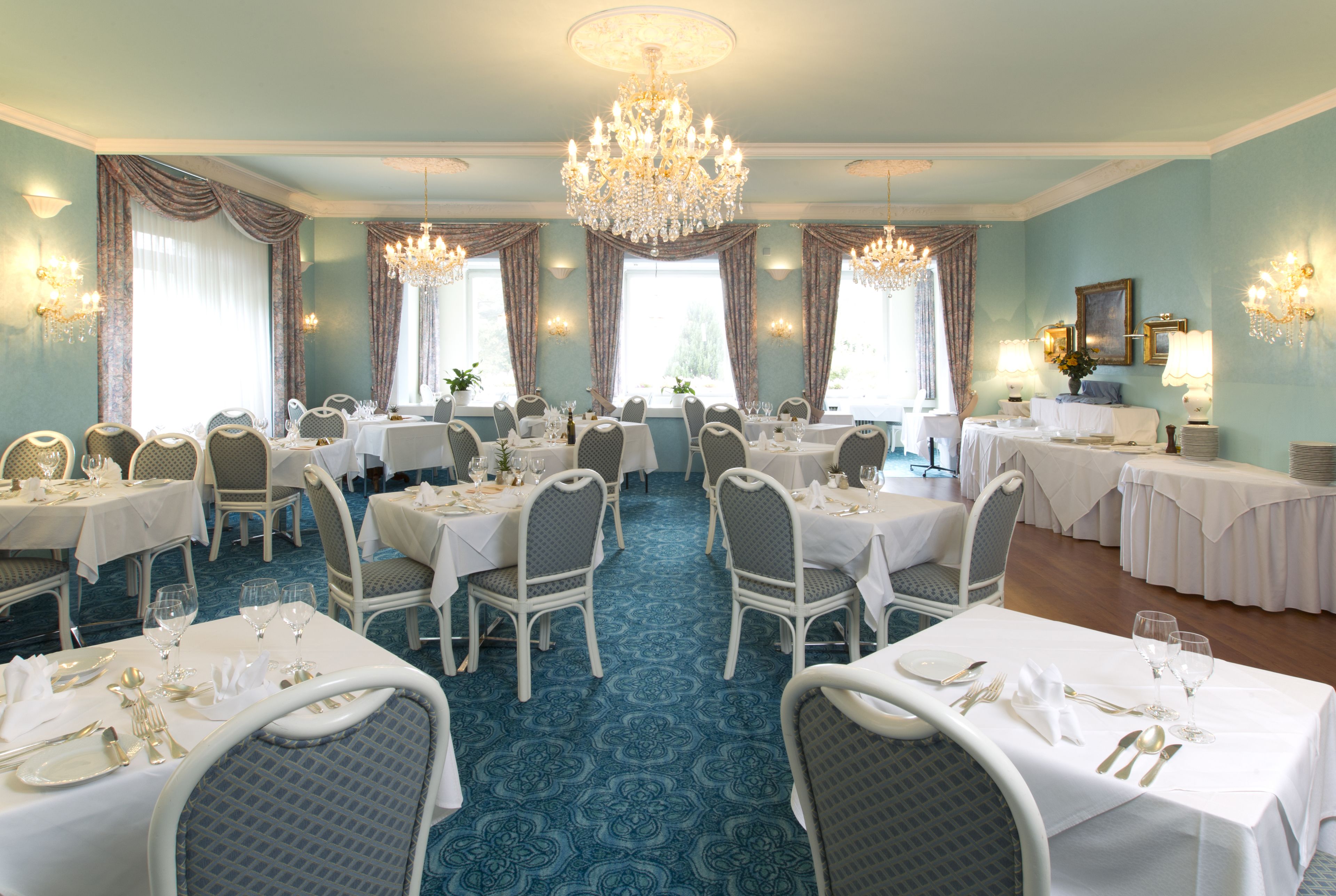 Breakfast and dinner served