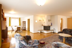 Apartment, 3 Schlafzimmer, Balkon (Jungfrau) | Wohnbereich