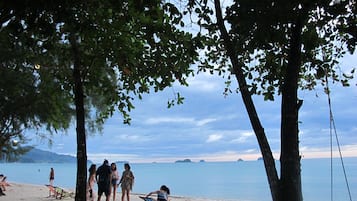Playa en los alrededores, camastros, sombrillas y toallas de playa