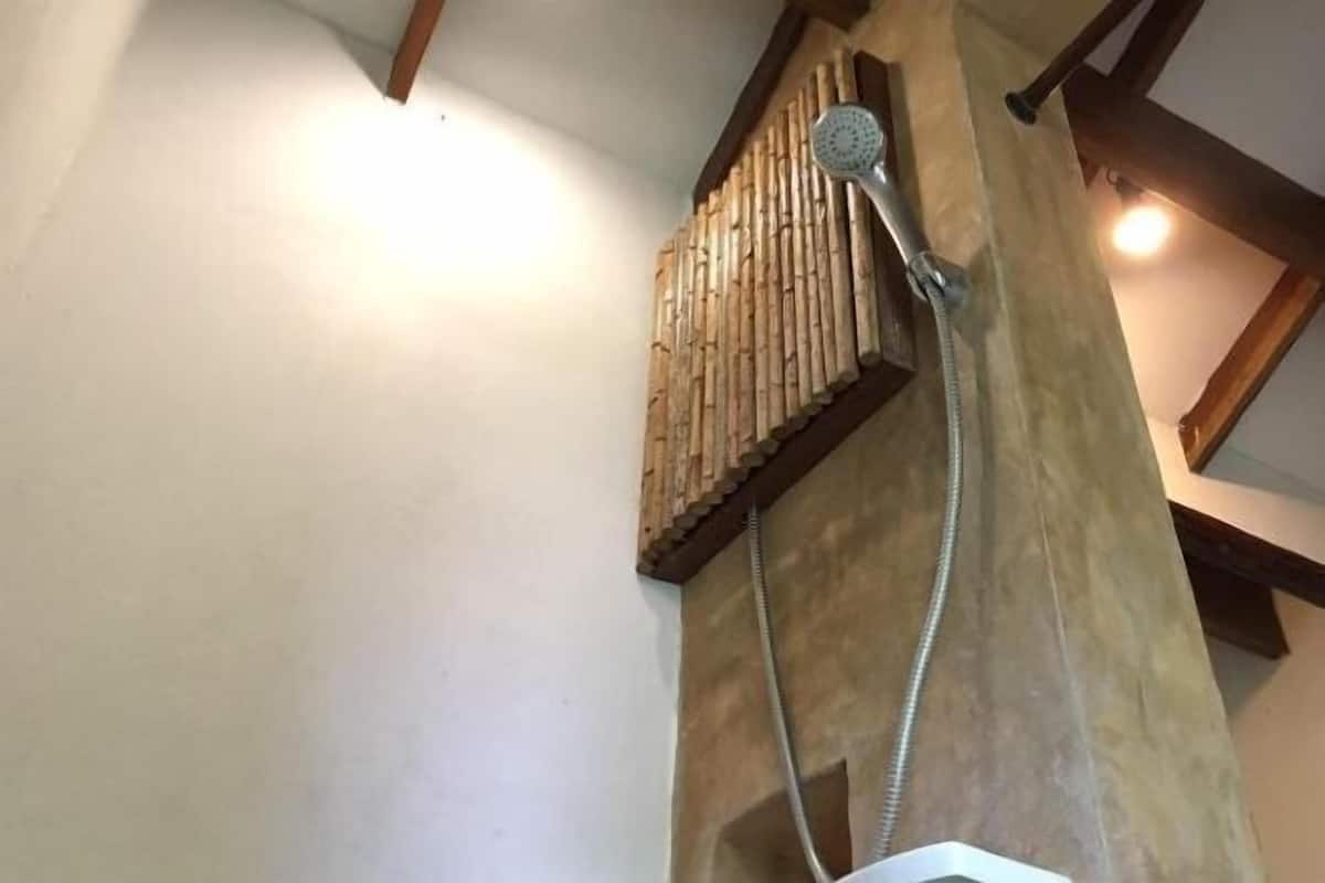 Regadera, amenidades de baño gratuitas, toallas