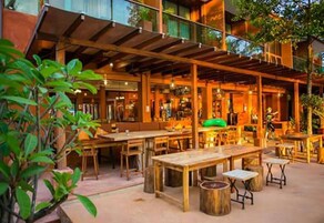 2 restaurants, breakfast, lunch, dinner served; international cuisine