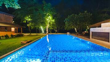 2 AuĂenpools, Sonnenschirme, LiegestĂŒhle