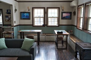 Interior entrance - Iza Kamakura Guest House & Bar - Hostel (Kamakura)