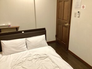Economy Double Room, 1 Double Bed | In-room safe, free WiFi, bed sheets