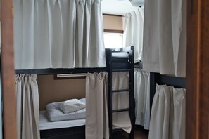 6 Bed in Mixed Dormitory (For multiple people, please book a room for the number of people) | In-room safe, free WiFi, bed sheets - Iza Kamakura Guest House & Bar - Hostel (Kamakura)