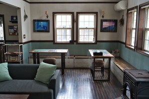 Living area - Iza Kamakura Guest House & Bar - Hostel (Kamakura)