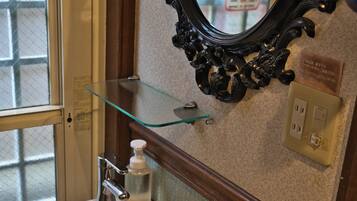 Chuveiro, produtos de toalete grátis, secador de cabelo, chinelos