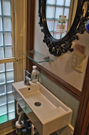 Douche, articles de toilette gratuits, sèche-cheveux, chaussons