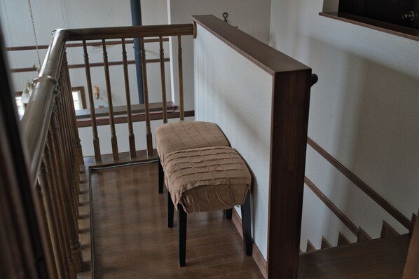 Un escalier en bois avec un banc en bas.