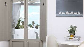 Villa Executive, idromassaggio, vista mare | Area soggiorno | TV a schermo piatto, lettore DVD