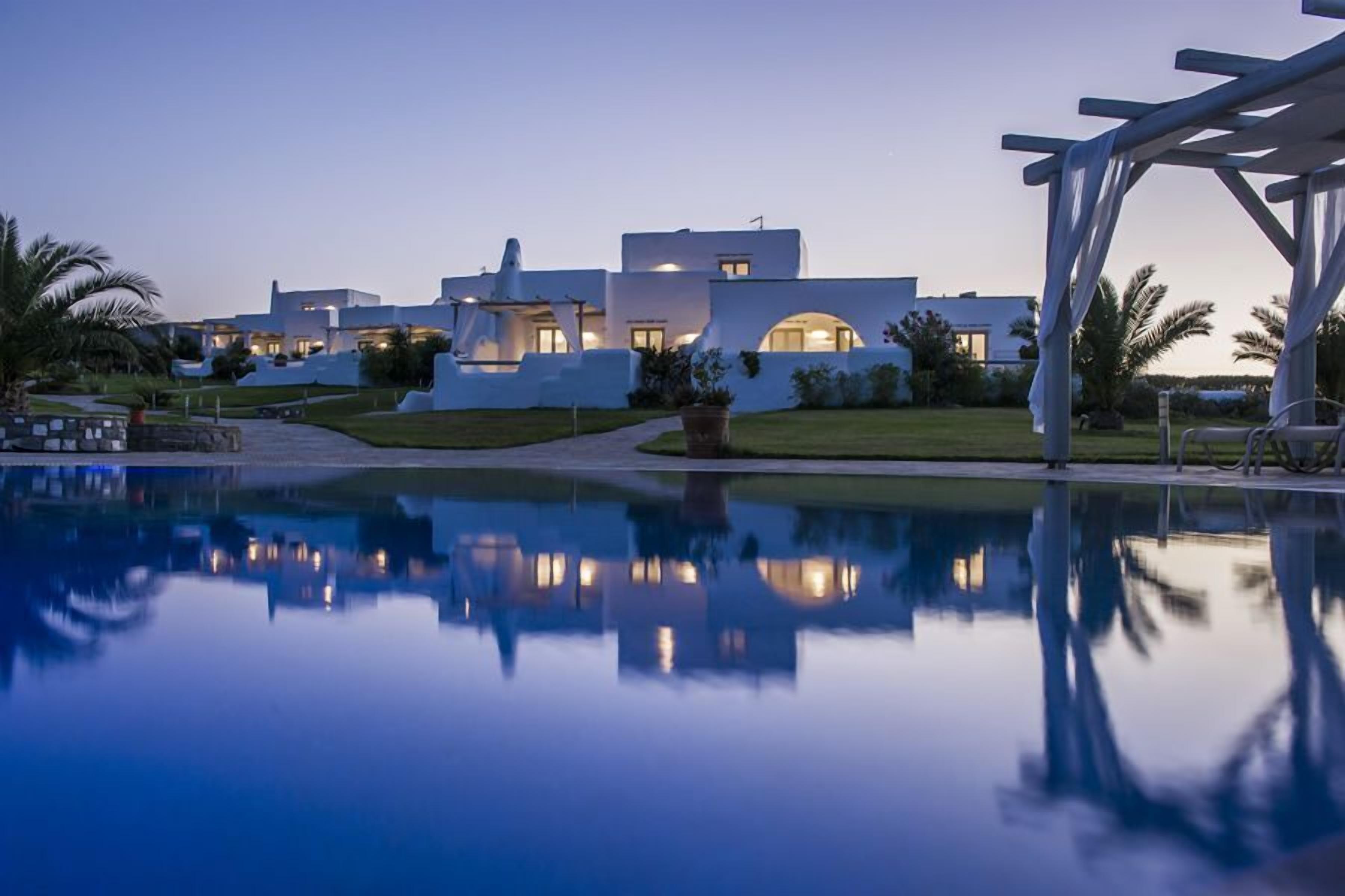 Utendørsbasseng, bassengparasoller og solsenger