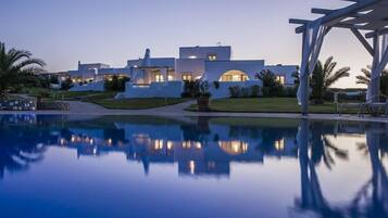 Außenpool, Sonnenschirme, Liegestühle