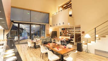 2 restaurantes; se sirven desayunos
