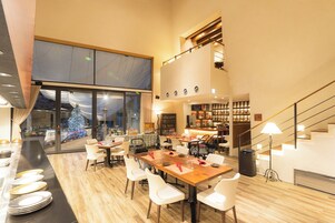 2 间餐厅，供应早餐