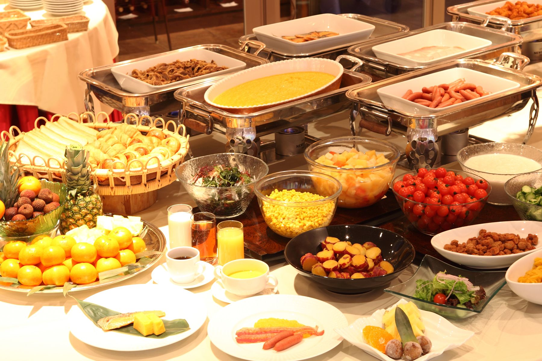 Daily buffet breakfast (JPY 3850 per person)
