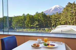 2 restaurants; breakfast and dinner served - Forest Village (Fujikawaguchiko)