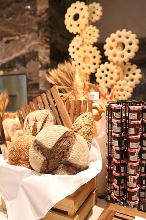Daily buffet breakfast for a fee - Yanqi Hotel (Huairou)