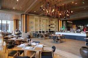 2 restaurants; breakfast, lunch, and dinner served - Yanqi Hotel managed by Kempinski (Huairou)