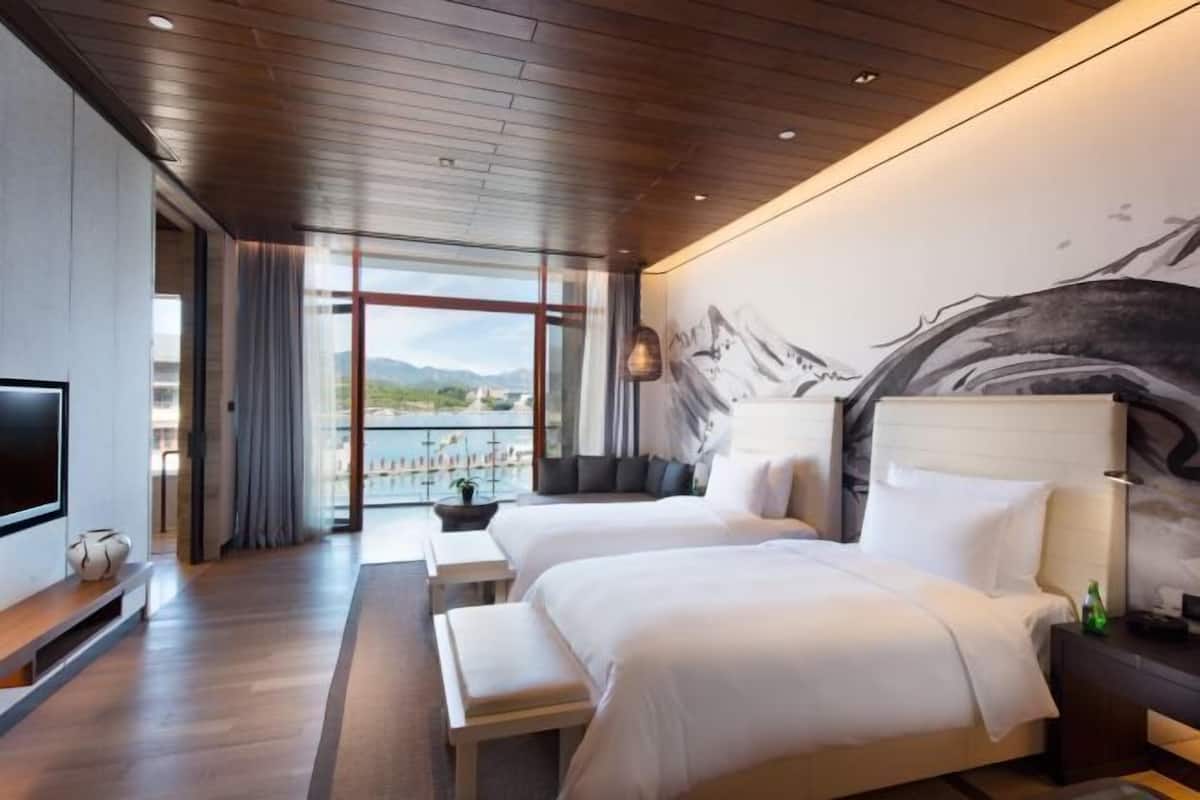 Minibar, in-room safe, individually decorated, individually furnished