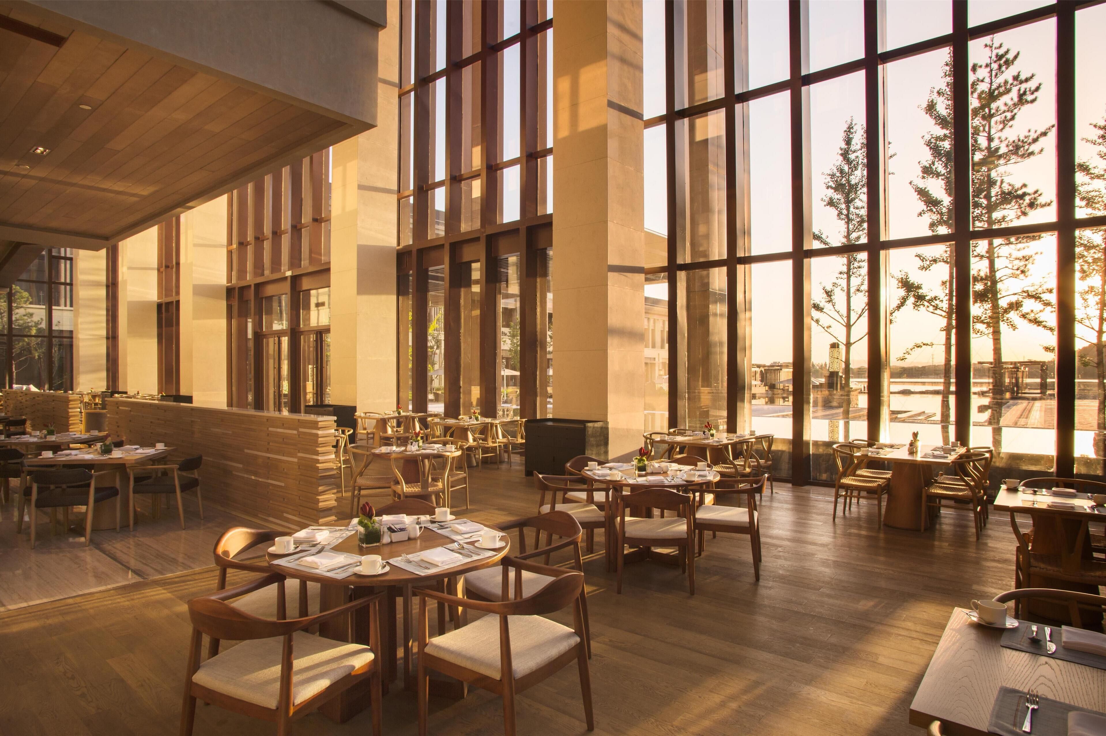 2 间餐厅，供应早餐、午餐和晚餐，中国菜