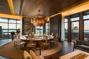 2 restaurants; breakfast, lunch, and dinner served