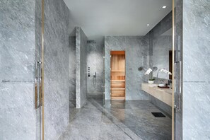 Banheira e chuveiro separados, produtos de toalete grátis