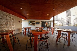 Petit déjeuner et dîner servis sur place