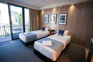 Quarto duplo standard | Roupas de cama premium, cofres nos quartos