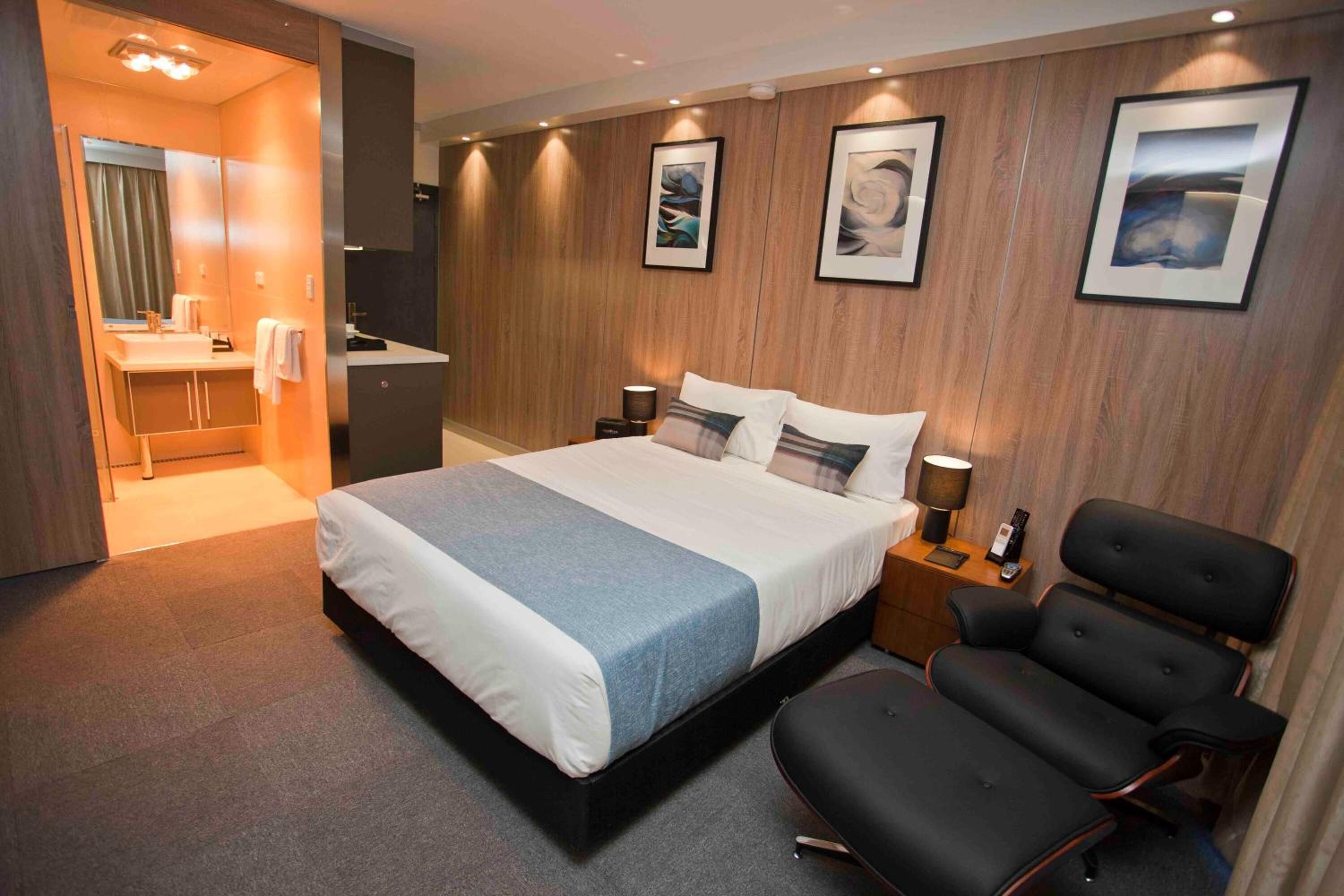Premium bedding, in-room safe, iron/ironing board, free WiFi