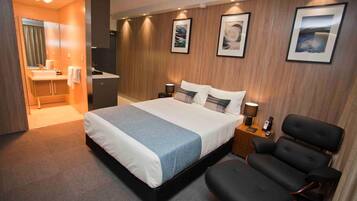 Premium bedding, in-room safe, iron/ironing board, free WiFi