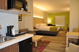 Suite, 1 King Bed | Desk, iron/ironing board, free rollaway beds, free WiFi