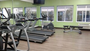 A gym with treadmills, stationary bikes, and a bench. - Holiday Inn Express & Suites Raymondville by IHG (Raymondville)
