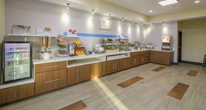 Holiday Inn Express & Suites Raymondville by IHG
