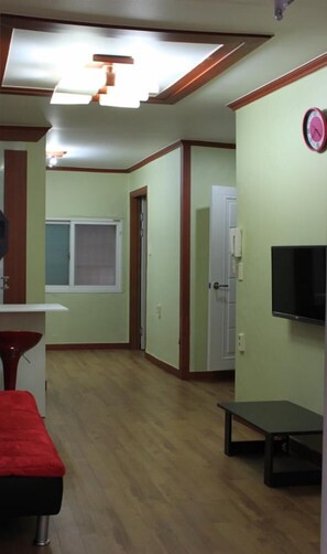 32-inch LCD TV with cable channels, TV - Again Seoul Guesthouse (Seoul)