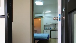 A room with a bed, a small kitchenette, and a bathroom. - Again Seoul Guesthouse (Seoul)