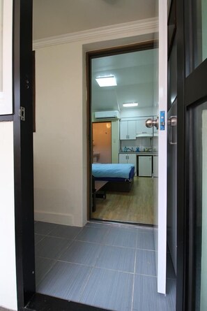 Decoración individual, escritorio, wifi gratis