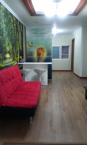 32-inch LCD TV with cable channels, TV - Again Seoul Guesthouse (Seoul)