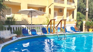 Outdoor pool, sun loungers - Almyra Apartments & Studios (Corfu)