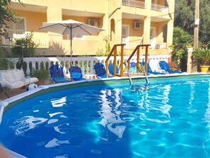 Piscine extérieure, chaises longues